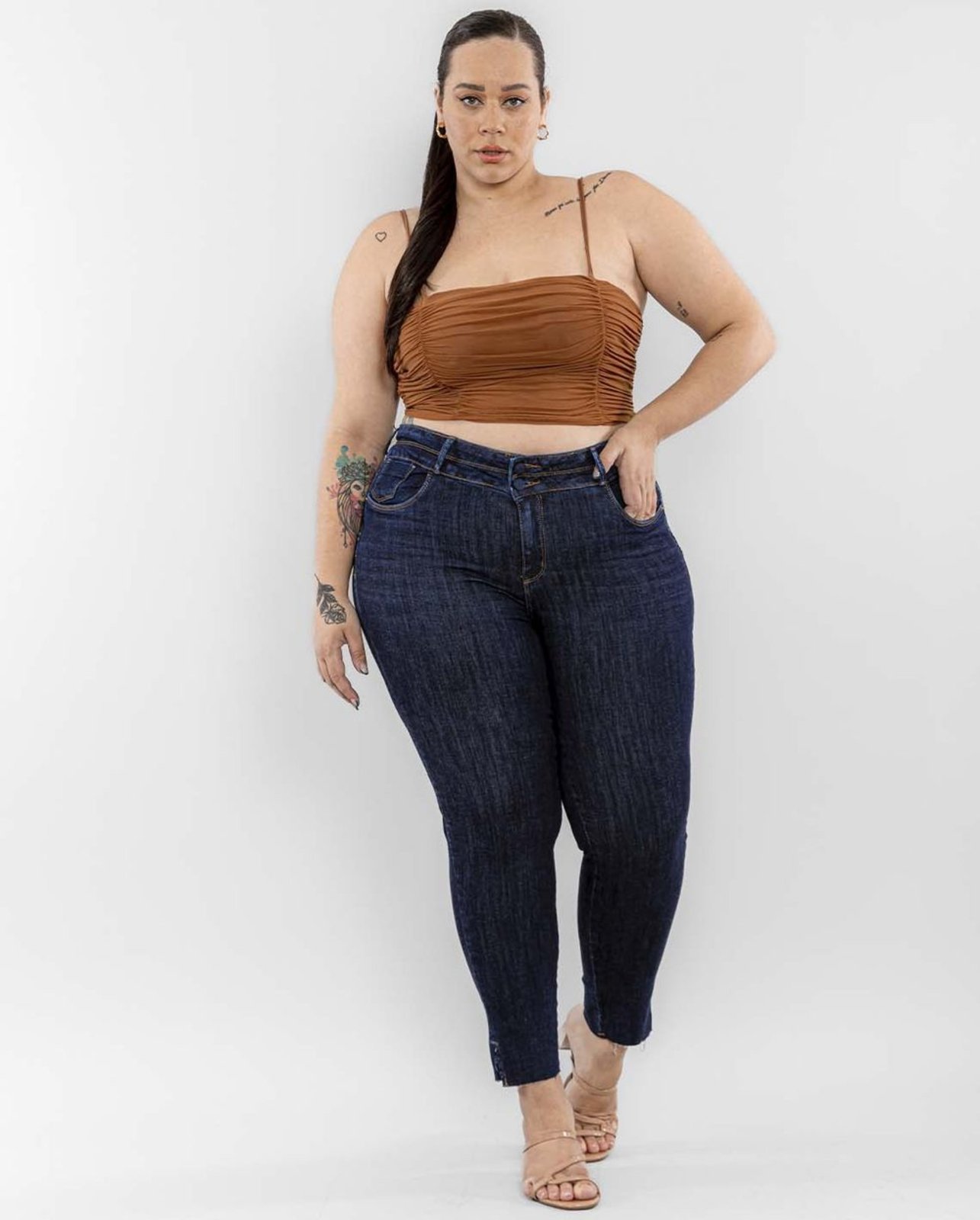 Calça Jeans Feminina Plus Size Cós Largo e Abertura Lateral Na Barra a Fio  22522 Escura Consciência - Marca Consciência