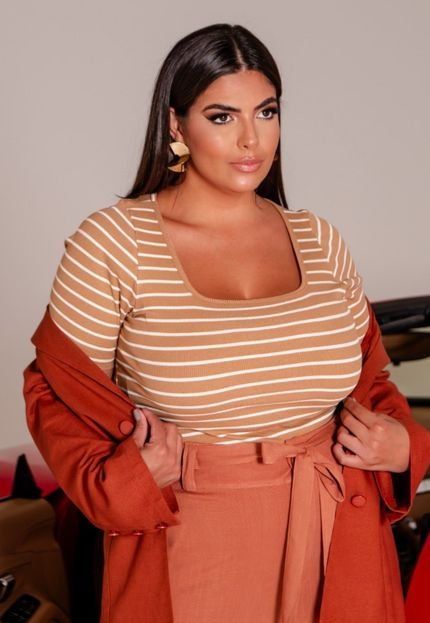 T-Shirt Feminina Plus Size Em Malha Listrada Decote Quadrado  Bege - Marca Predilects Plus