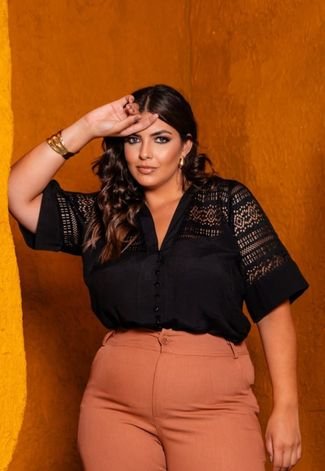 Camisa Feminina Plus Size Detalhes em Renda  Preto