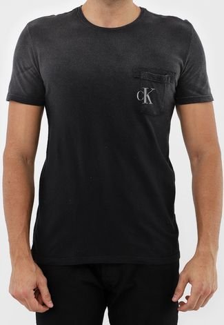 Calvin Klein® T-Shirt Preta com Bolso - Calvin Klein