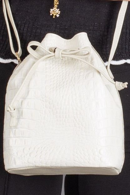 Mini Bolsa Saco De Couro Croco Nathy Off-white - Marca Andrea Vinci