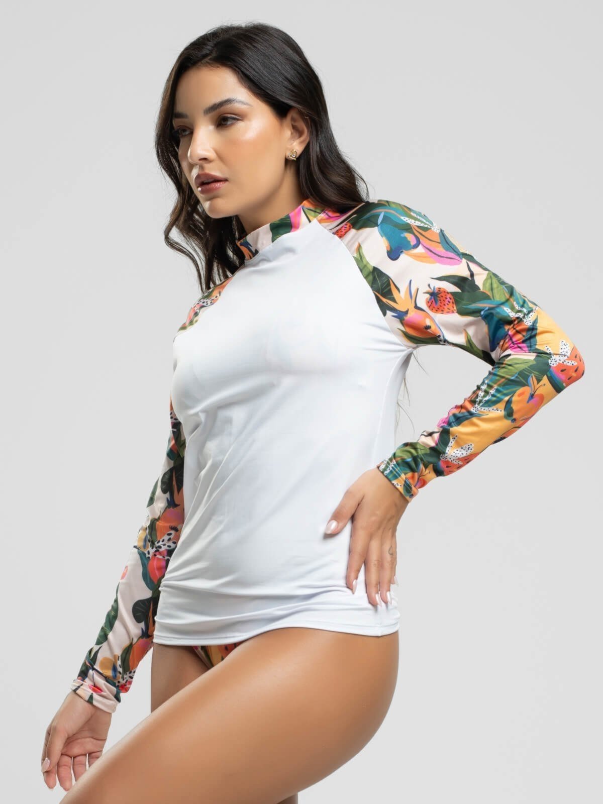 Blusa Feminina Vicbela Segunda Pele Proteção UV 50  Manga Longa Estampada Moda Praia Verão Branco com Mamão - Marca Vicbela