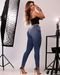 Calça Jeans Skinny Hot Feminina Cintura Alta Detalhes Puídos 23757 Médio/escuro Consciência - Marca Consciência
