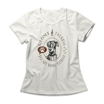 Camiseta Feminina Talking To My Dog - Off White - Marca Studio Geek 