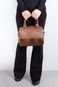 Bolsa baú de mão em couro liso Sthefani Marrom - Marca Andrea Vinci
