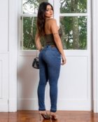 Calça Jeans Feminina Intermediaria com Abertura Lateral Na Barra Desmanchada   22179 Escura Consciência - Marca Consciência