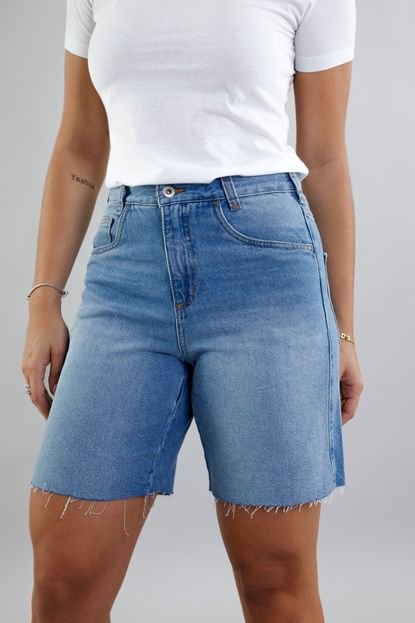 Bermuda Jorts Jeans Feminina em Lavagem Clara com Bolsos e Passante - Marca Dialogo Jeans