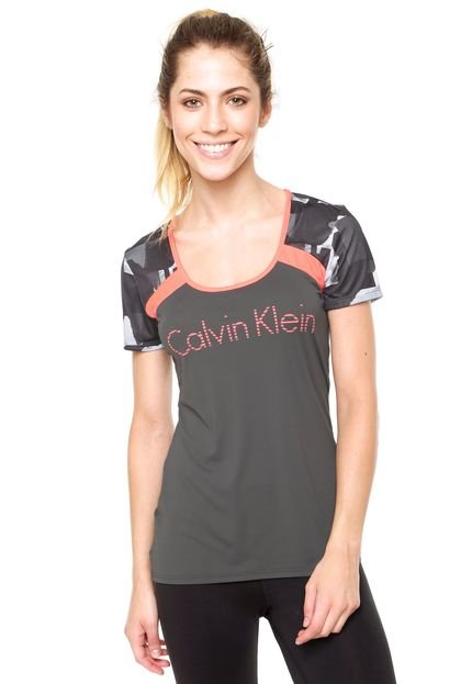 Camiseta Calvin Klein Performance Estampa e Recortes Cinza/Rosa - Marca Calvin Klein Performance