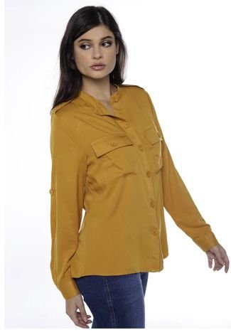 Camisa Feminina Lisa em Viscose com Bolsos Sob Caramelo Amarelo