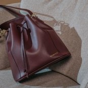 Bolsa Bucket Feminina Média Com Metais e Bolsos Internos - Bordô - Marca VIARONZE