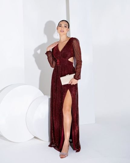 Vestido Longo Festa Madrinhas Formandas Manga Longa Abertura Lateral com Fenda Fios Lurex Zally Marsala - Marca Cia do Vestido