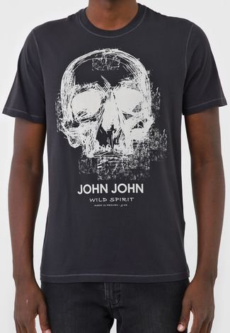 A caveira é um símbolo da John John e ganha uma estilização com flores  nesse modelo de camiseta. O modelo de manga curta é perfeito para ser usado  em