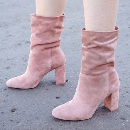 Bota Feminina Bico Redondo Rosa Bebe Suede Cano Medio Enrugado Salto Grosso Alto Couro - Marca Christian Fischer