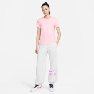 Camiseta Nike Sportswear Club Essentials - Feminina em Promoção