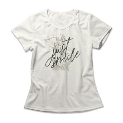 Camiseta Feminina Just Smile - Off White - Marca Studio Geek 