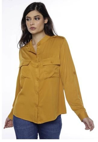 Camisa Feminina Lisa em Viscose com Bolsos Sob Caramelo Amarelo