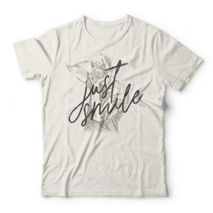 Camiseta Just Smile - Off White - Marca Studio Geek 