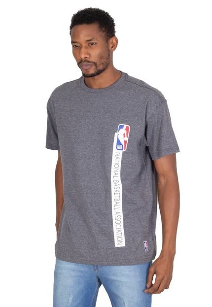 Camiseta NBA Plus Size Estampada Flush Casual Cinza Mescla Escuro - Marca NBA