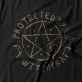 Camiseta Feminina Protected By Witchcraft - Preto