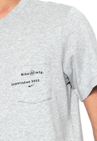 Camiseta Nike SB Logo Pckt Cinza