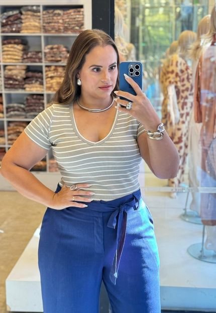 T-Shirt Feminina Plus Size Em Malha Listrada  Cinza - Marca Predilects Plus